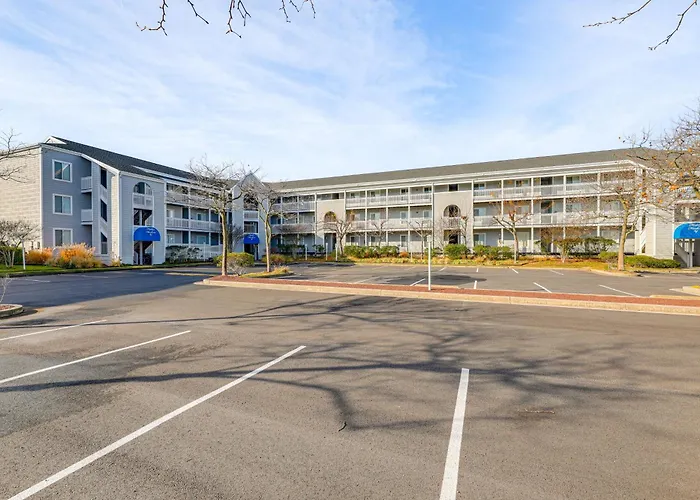 Half Mi To Beach: Bayfront Ocean Condo, Deck